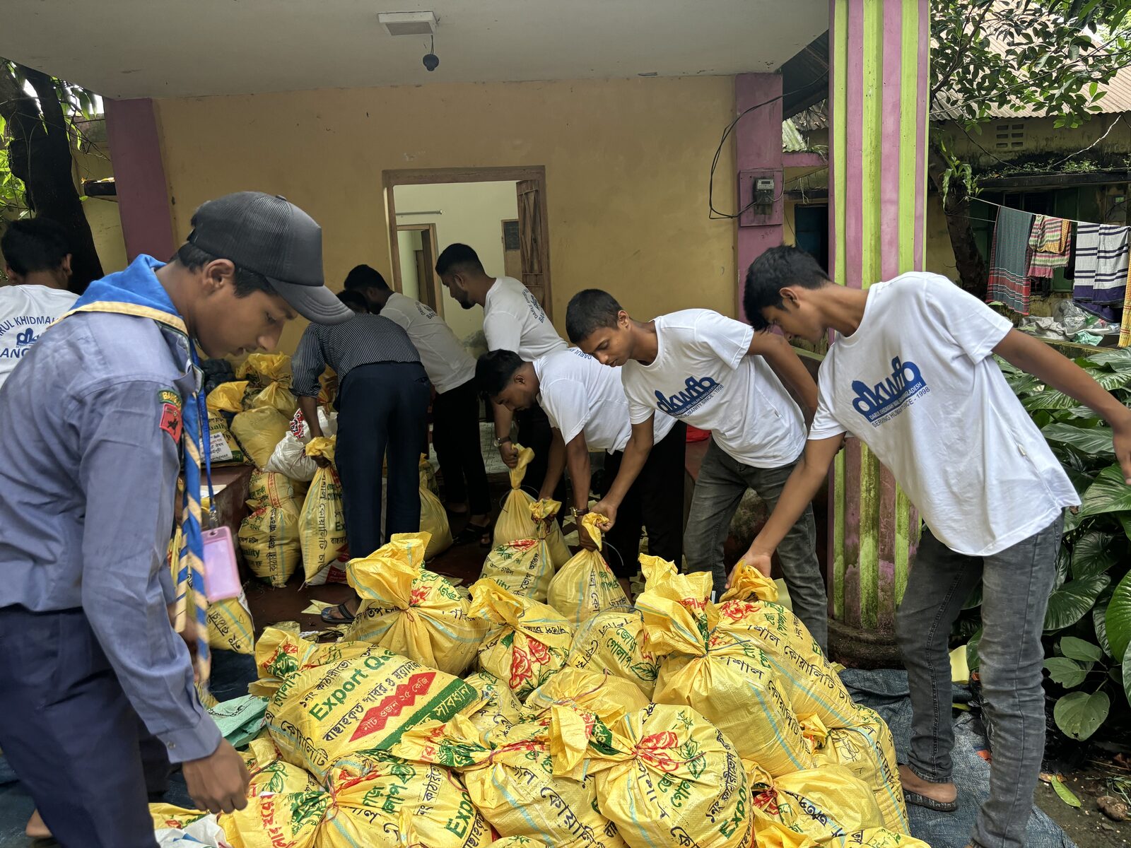 Relief distribution after seasonal flooding in Bangladesh